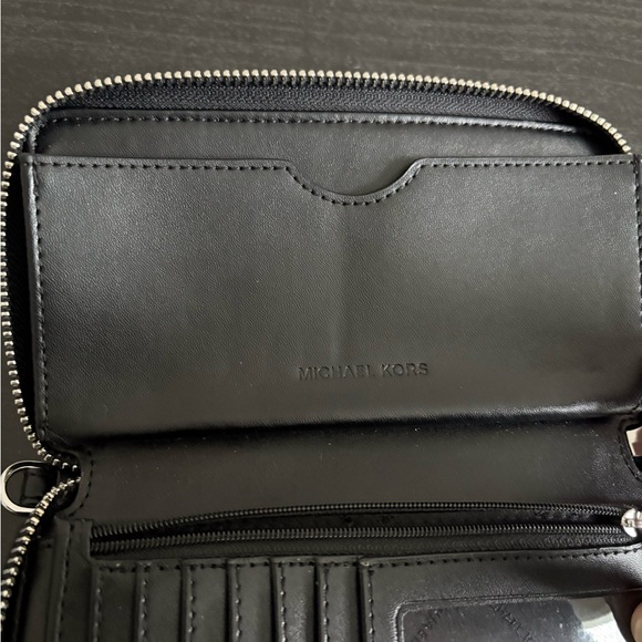 Michael Kors zip around wallet - Picture 4 of 5